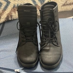 Womens Dr. Martens “Sheridan”size 9